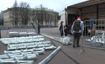 В Новгородском Кремле начали собирать 21-метровую новогоднюю ёлку