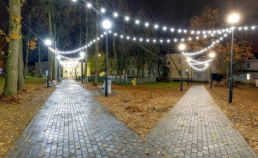 В Крестцах в Сиреневом сквере появилось камерное уличное освещение