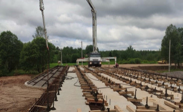 В Окуловском районе продолжаются работы по строительству моста через реку Льняная