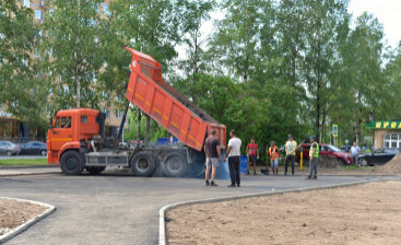 На Псковской улице Великого Новгорода строят Солнечный сквер