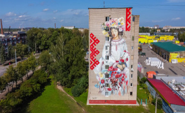 Новый мурал с изображением девушки в новгородском наряде появился в Великом Новгороде