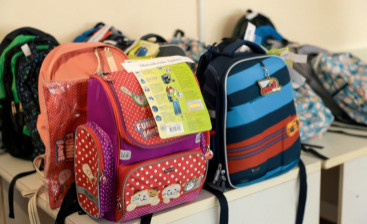 Укомплектованные всем необходимым рюкзаки для школьников от депутатов Новгородской областной Думы