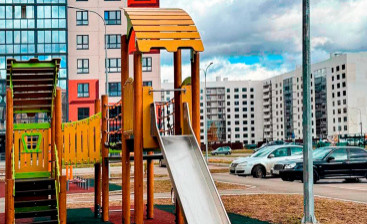 В Великом Новгороде продолжается строительство новых многоквартирных домов, где одновременно с этим появляются современные площадки
