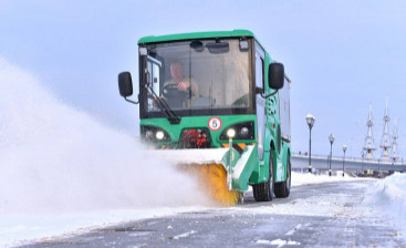 Для уборки тротуаров от снега в Великом Новгороде приобретено еще две машины