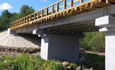 В Холмском округе отремонтировали мост через реку Морховка