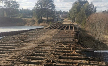 В Холмском округе ремонтируют моста через реку Морховка