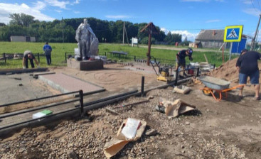 В Старорусском районе благоустраивают воинский мемориал