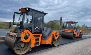 В новгородской деревне Савино обновили асфальт мост через реку Вишеру