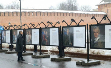 В центре Великого Новгорода открылась фотовыставка , посвященная жёнам и матерям участников СВО