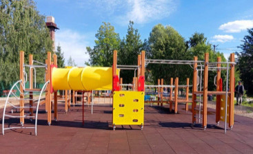 В поселке Пролетарий Новгородского района установили новую детскую площадку