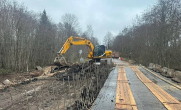 В Холмском округе ведется ремонт моста через реку Крутовка